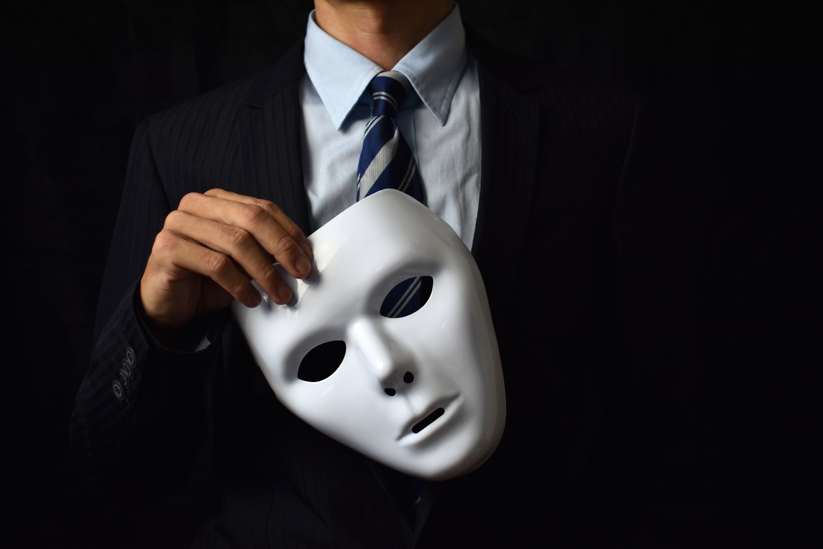 なりすましとは?効果的な対策を代表的な手口とともに解説